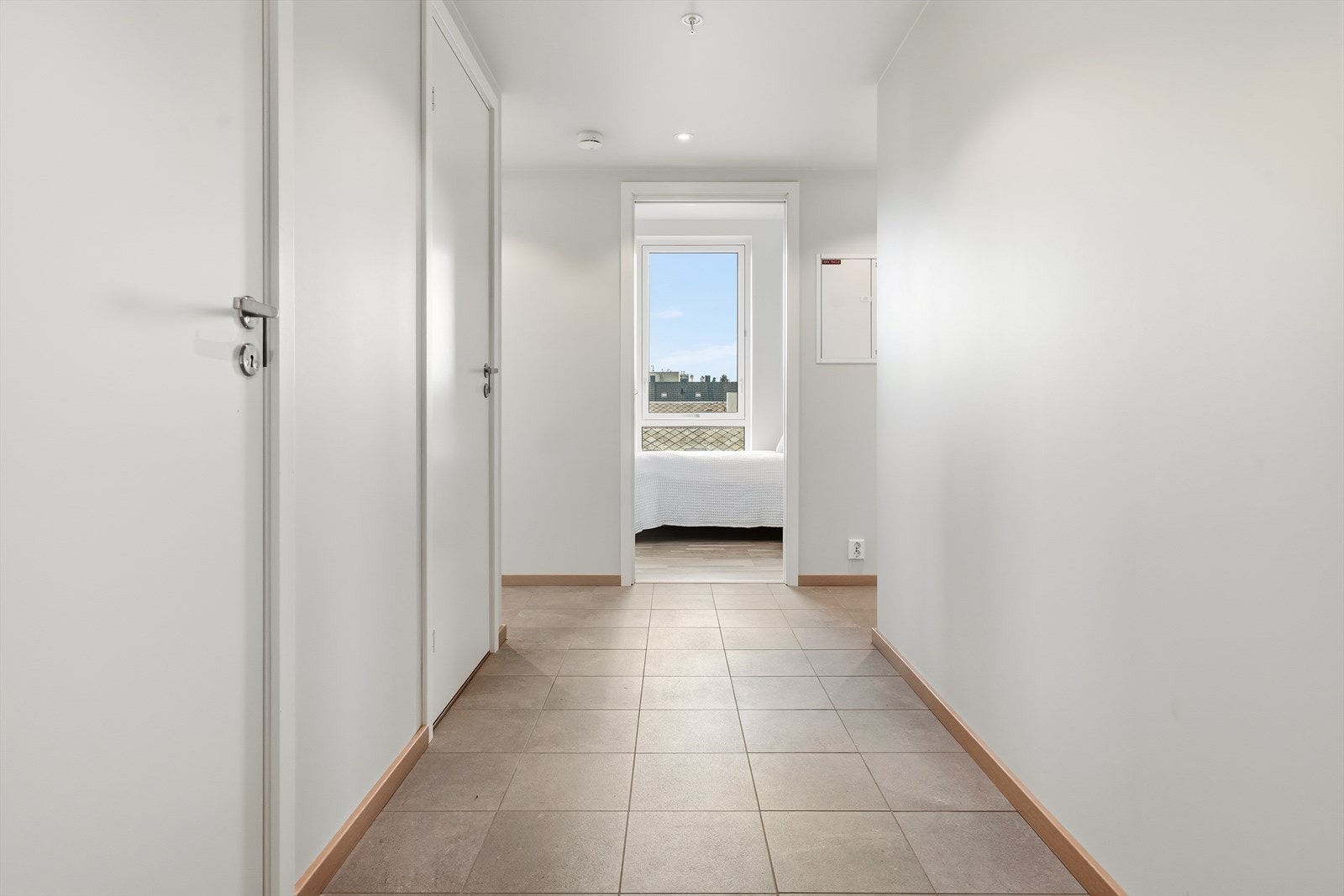 Lys og flislagt entrè. Varme i gulv selvsagt. Det vil bli montert skyvedørsgarderobe med speilfronter. Galleribilde