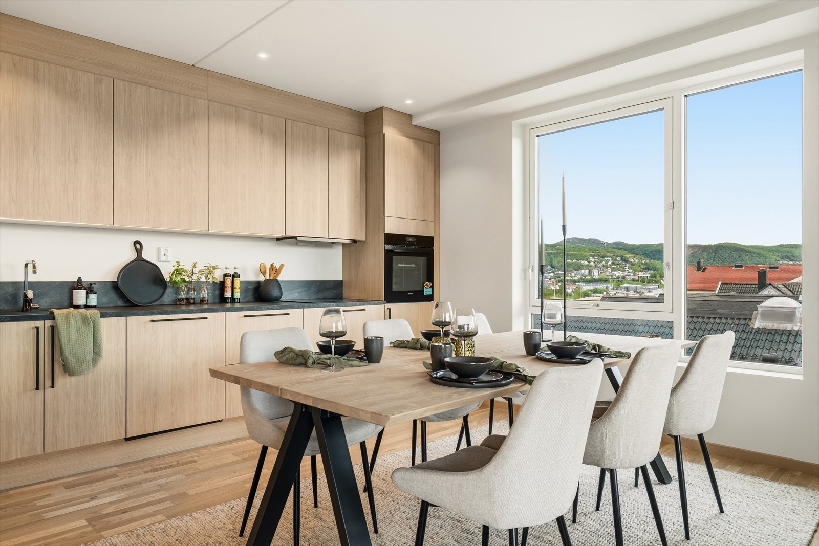 Spisestuen er praktisk plassert like ved kjøkkenet og her er det mer enn god nok plass til langbord. Galleribilde