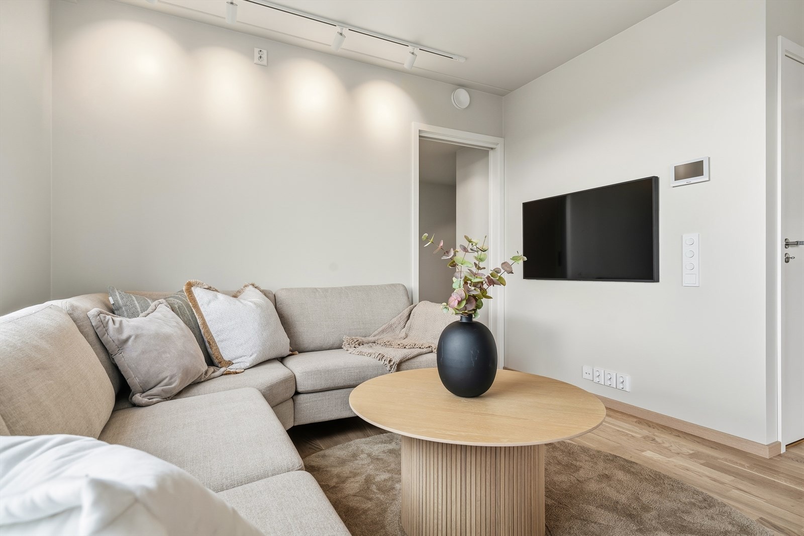 Stuen har god plass til sofagruppe og praktisk plassering for tv mot den ene inneboden. Galleribilde