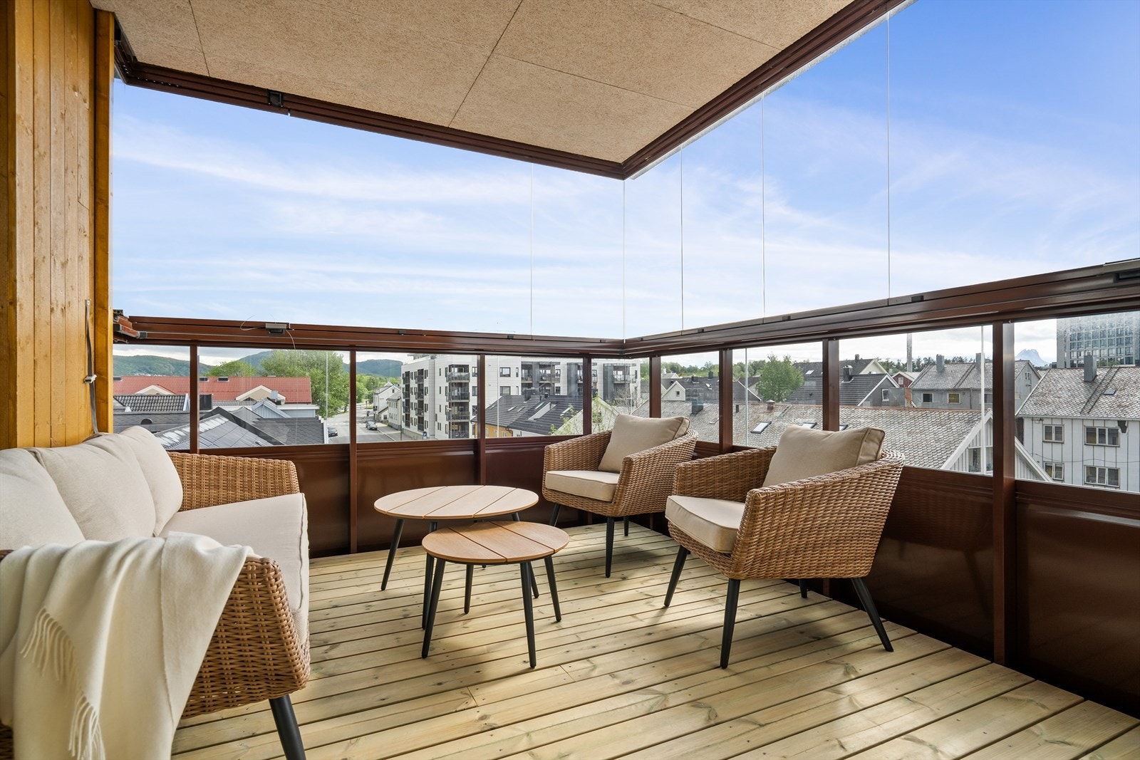 Leiligheten har to innglassede balkonger på til sammen ca.12 m². Balkongene er kledd i en varm, gyllen trekledning som gir en lun og eksklusiv atmosfære. Galleribilde