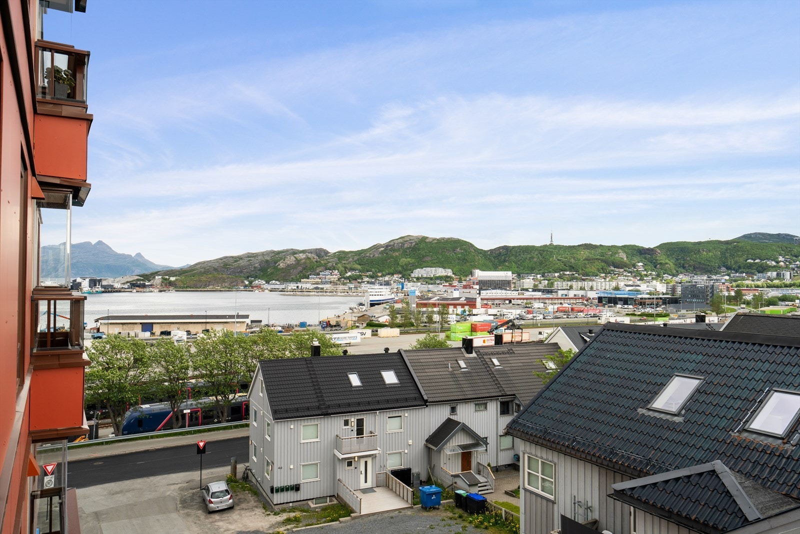 Utsikt i retning havnebassenget fra balkongen. Galleribilde