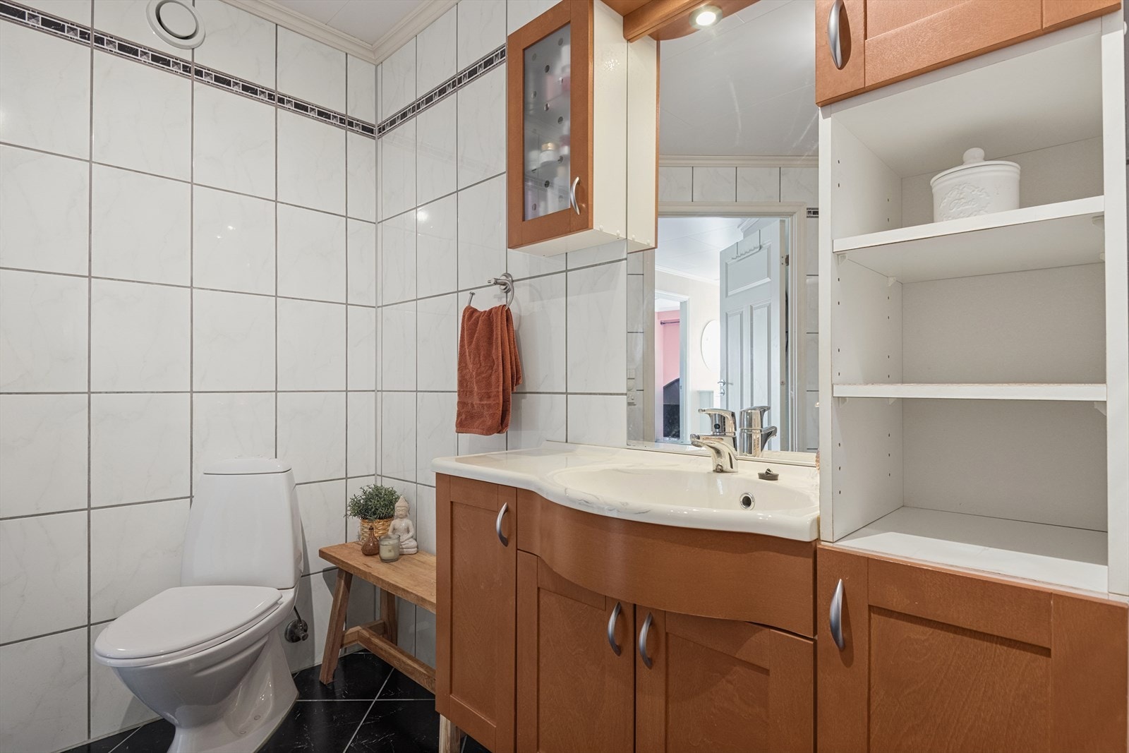 Badet har mekanisk avtrekk for et godt inneklima, og blandebatteriet er nylig skiftet. Galleribilde