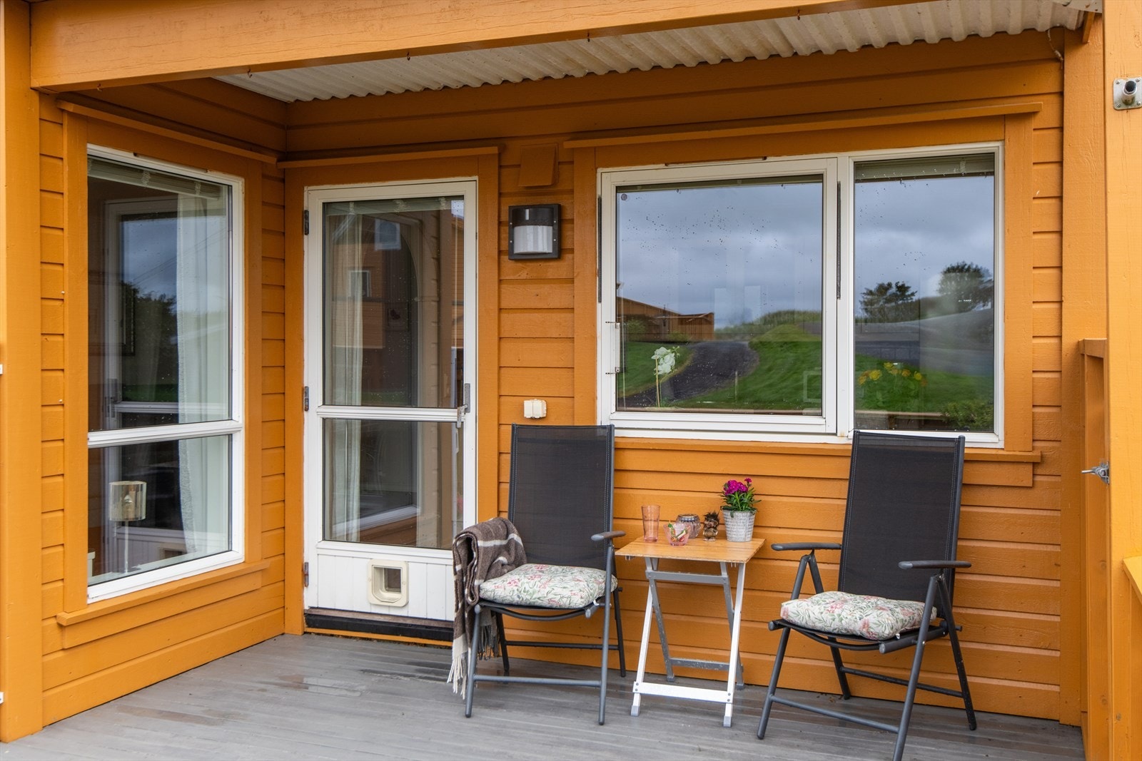Her er det god plass til både sittegruppe og grill, og med direkte tilkomst til kjøkkenet blir det enkelt å servere måltidene utendørs! Galleribilde