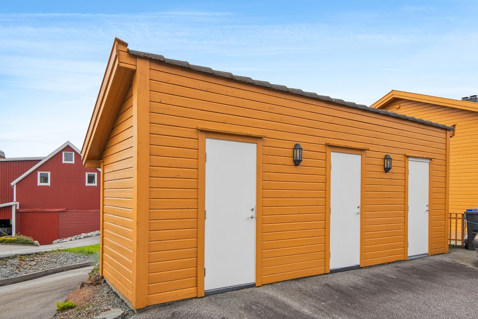 I tillegg til intern bod medfølger en ekstern bod på 4 m² for ekstra lagringsplass, samt parkeringsplass foran. Galleribilde