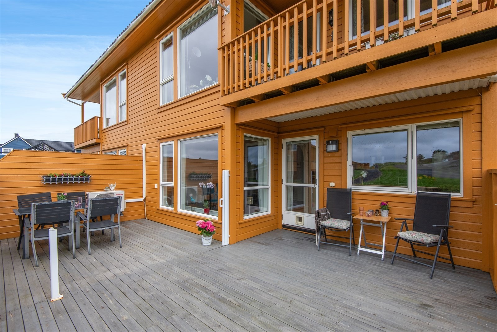 Den vestvendte terrassen på ca. 25 m² er en flott forlengelse av boligen. (Deler av terrasse er ikke byggemeldt) Galleribilde