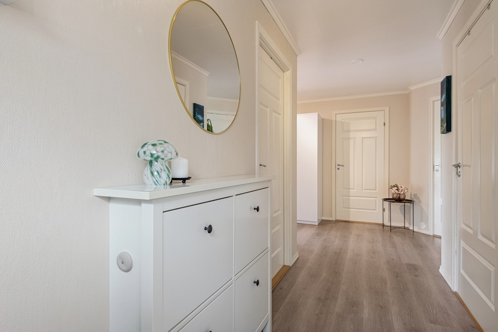 Gangen har laminat på gulvet, og har tilkomst til en praktisk innvendig bod. Galleribilde