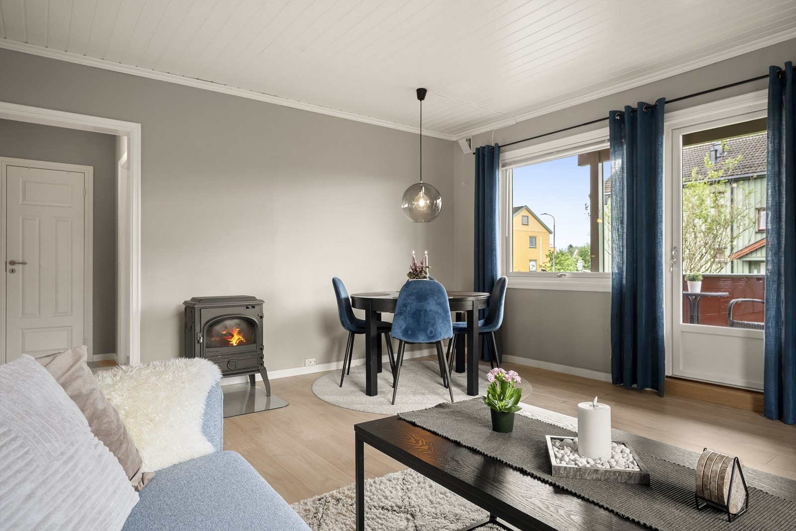 Varmepumpe og vedovn for varme og hygge Galleribilde