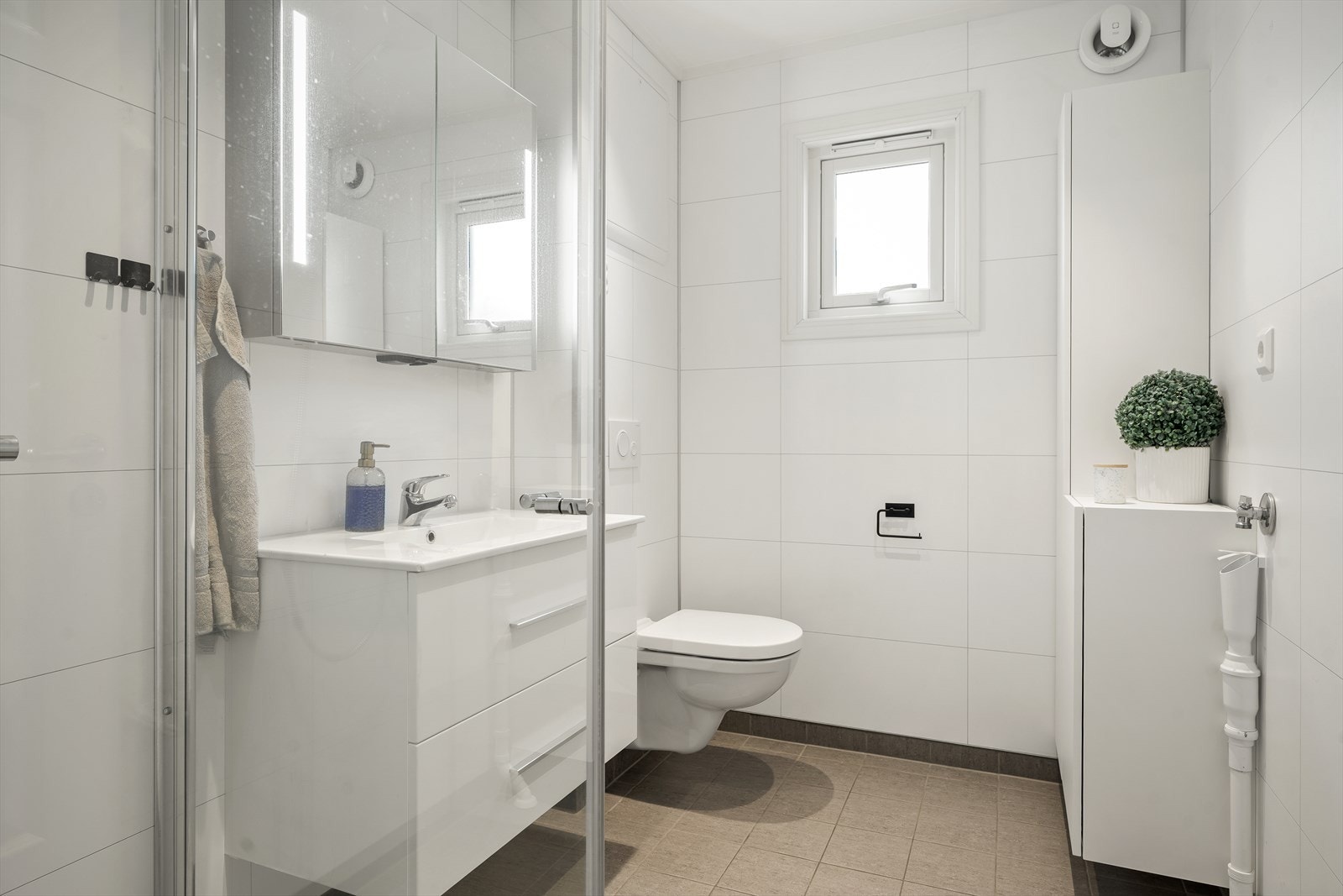 Pent bad fra 2020 med opplegg for vaskemaskin Galleribilde