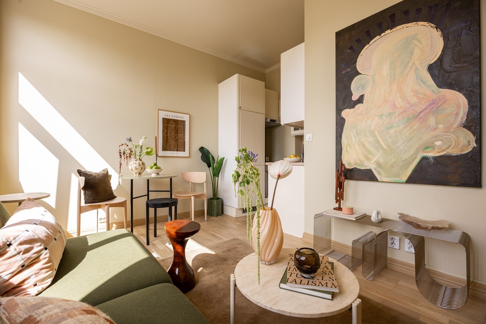 Stuen har plass til både sofagruppe og spisebord Galleribilde
