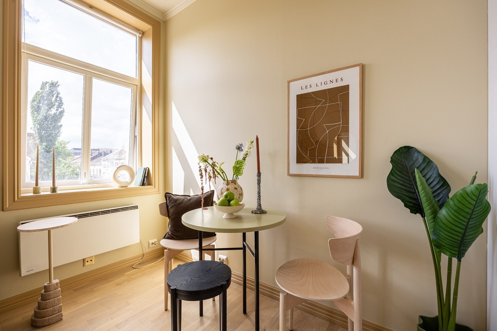 Spiseplassen er plassert ved vinduet med godt innslipp av dagslys Galleribilde