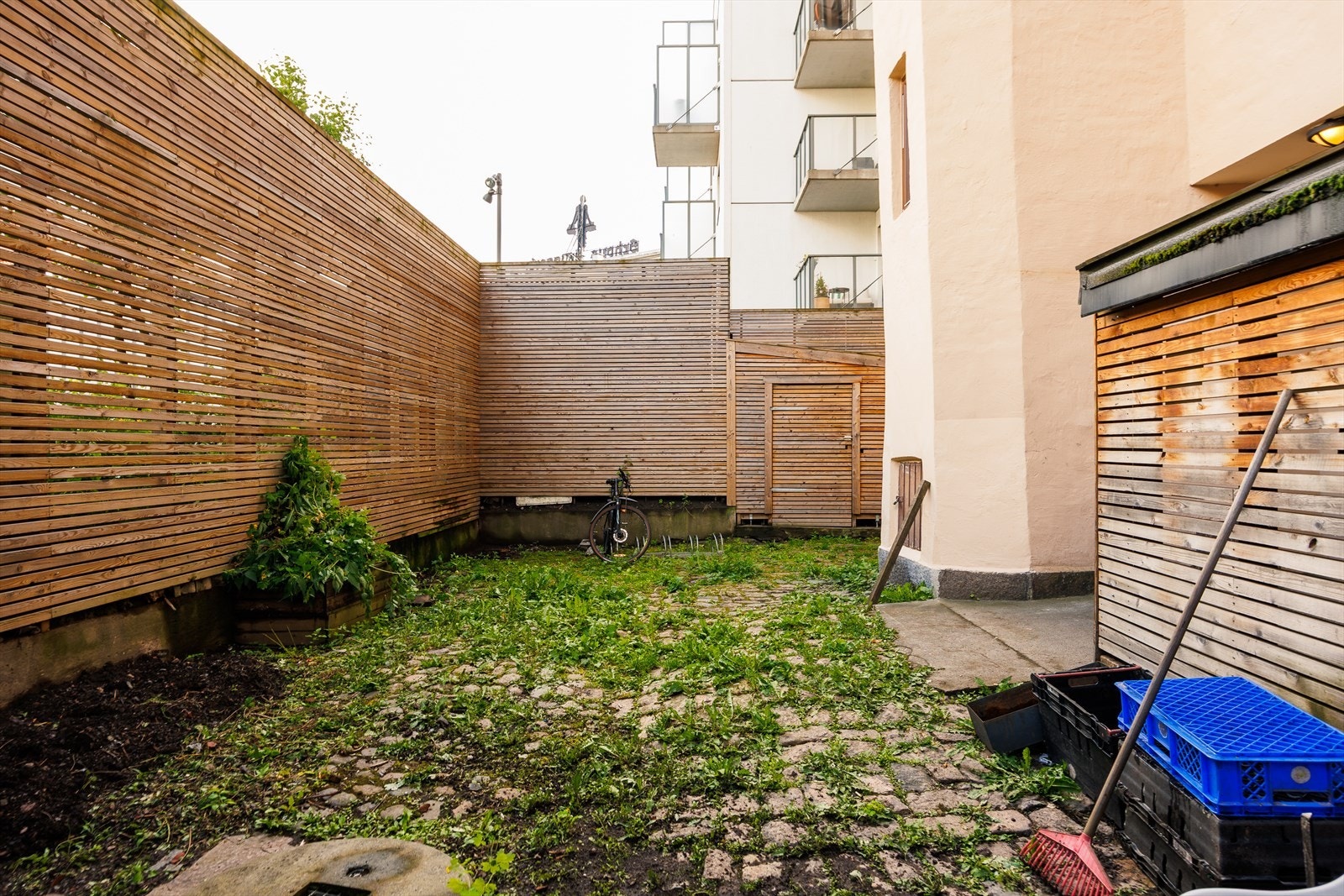 Sameiet har en felles bakgård med sykkelskur for beboerne Galleribilde