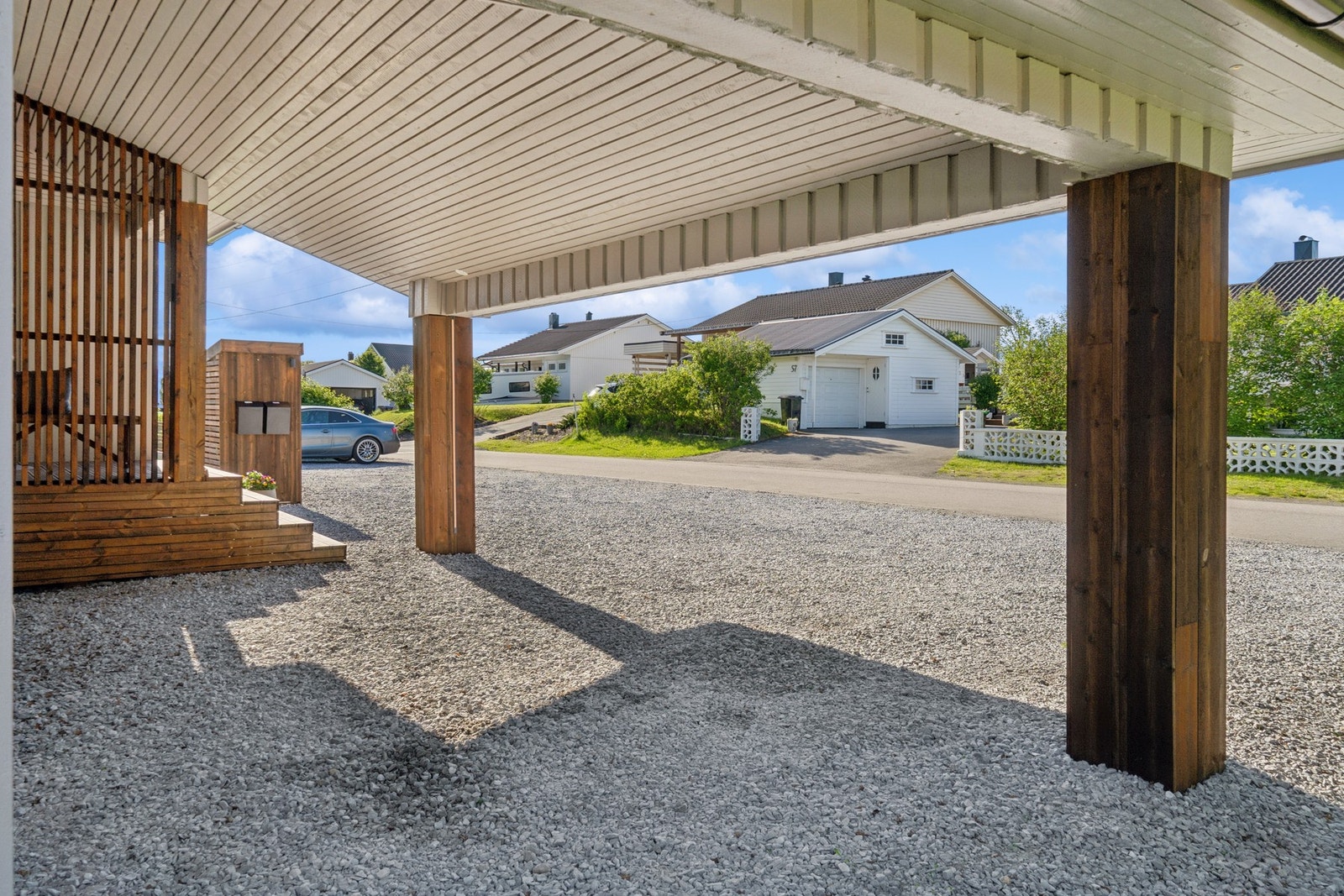 Overbygd inngangsparti og carport Galleribilde