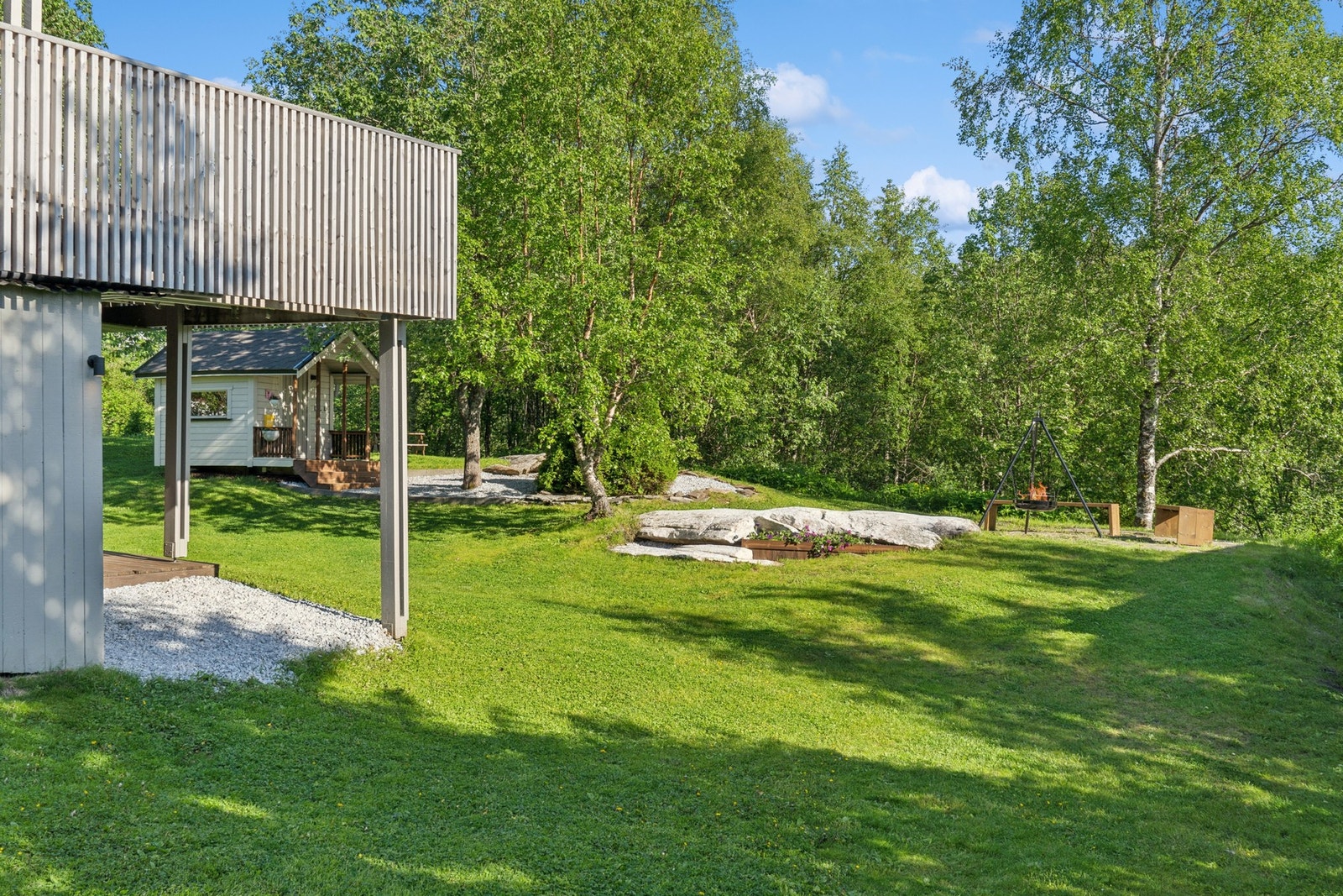 Fra hagen er det adkomst til markplatting på ca. 14 m² og inngang til sokkeletasjen Galleribilde
