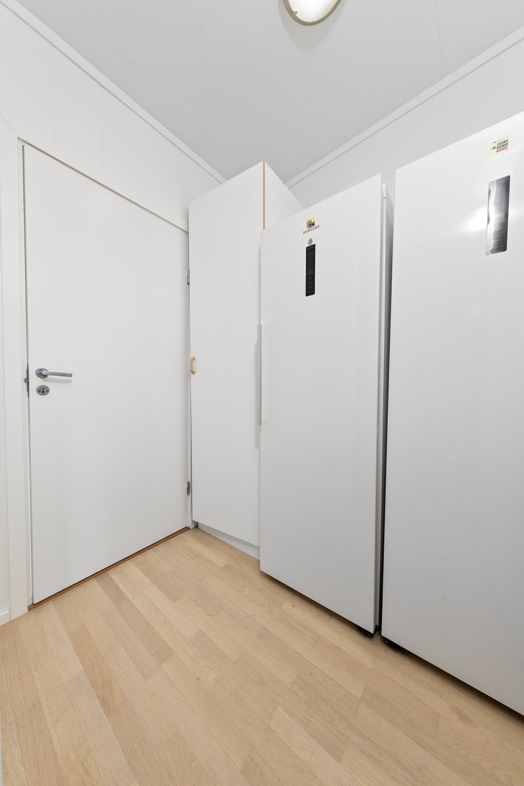 Gangen til toalettrommet med plass for ekstra oppbevaring. Galleribilde