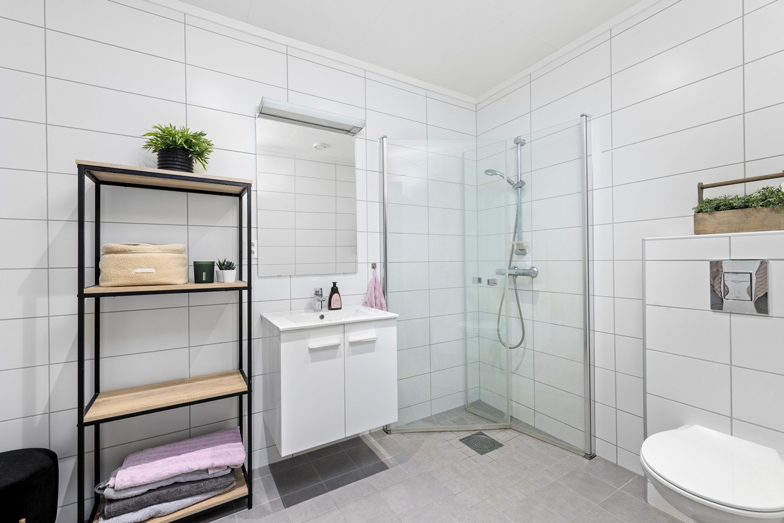 Badet i første etasje er helfliset og utstyrt med gulvvarme for økt komfort. Galleribilde