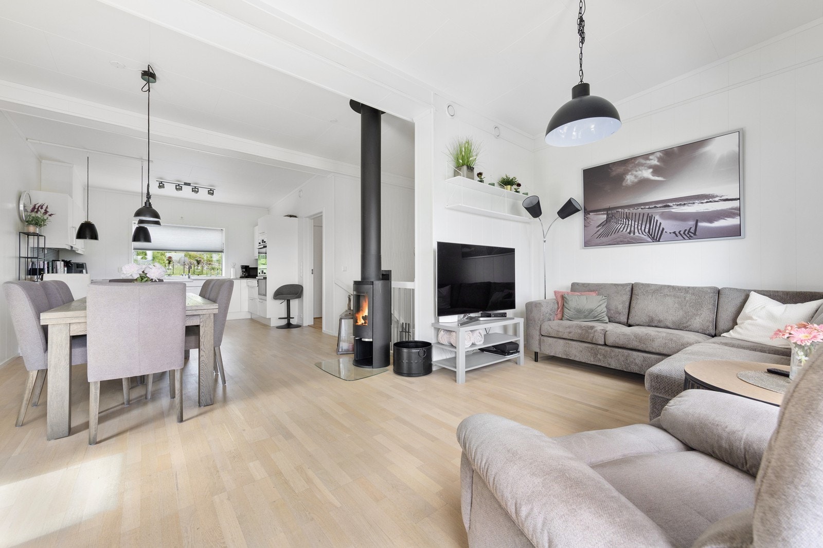 Stuen har en moderne vedovn som gir ekstra varme og hygge. Galleribilde