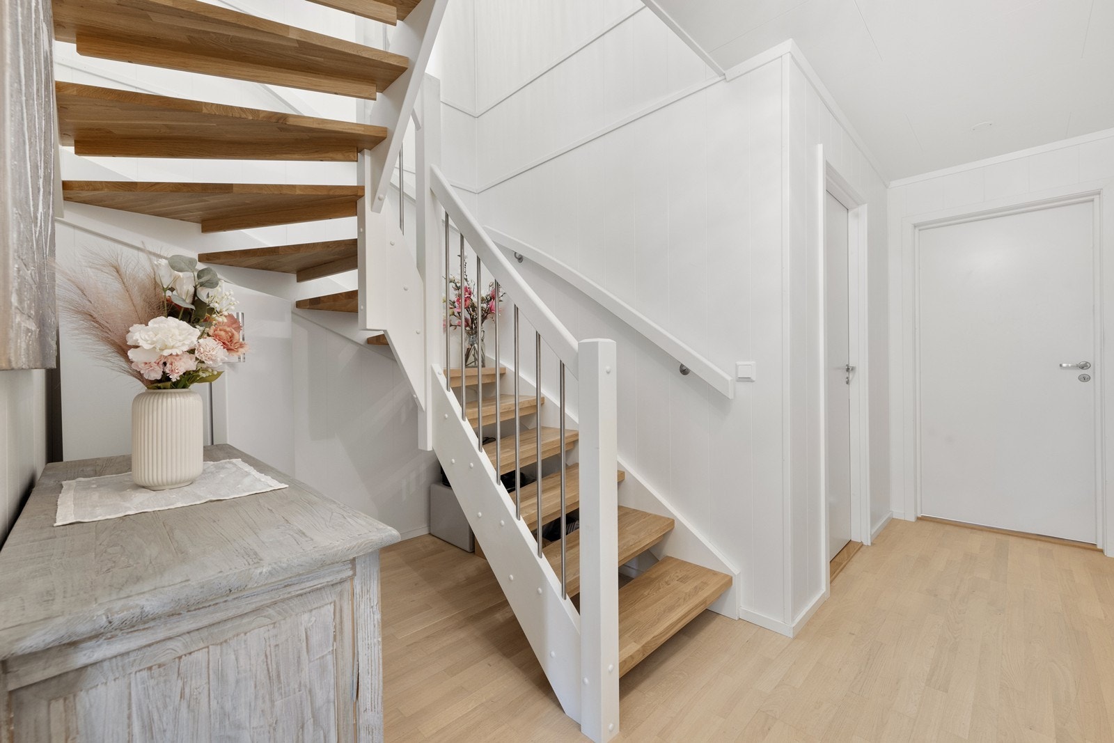 Solid trapp leder opp til boligens andre etasje. Galleribilde