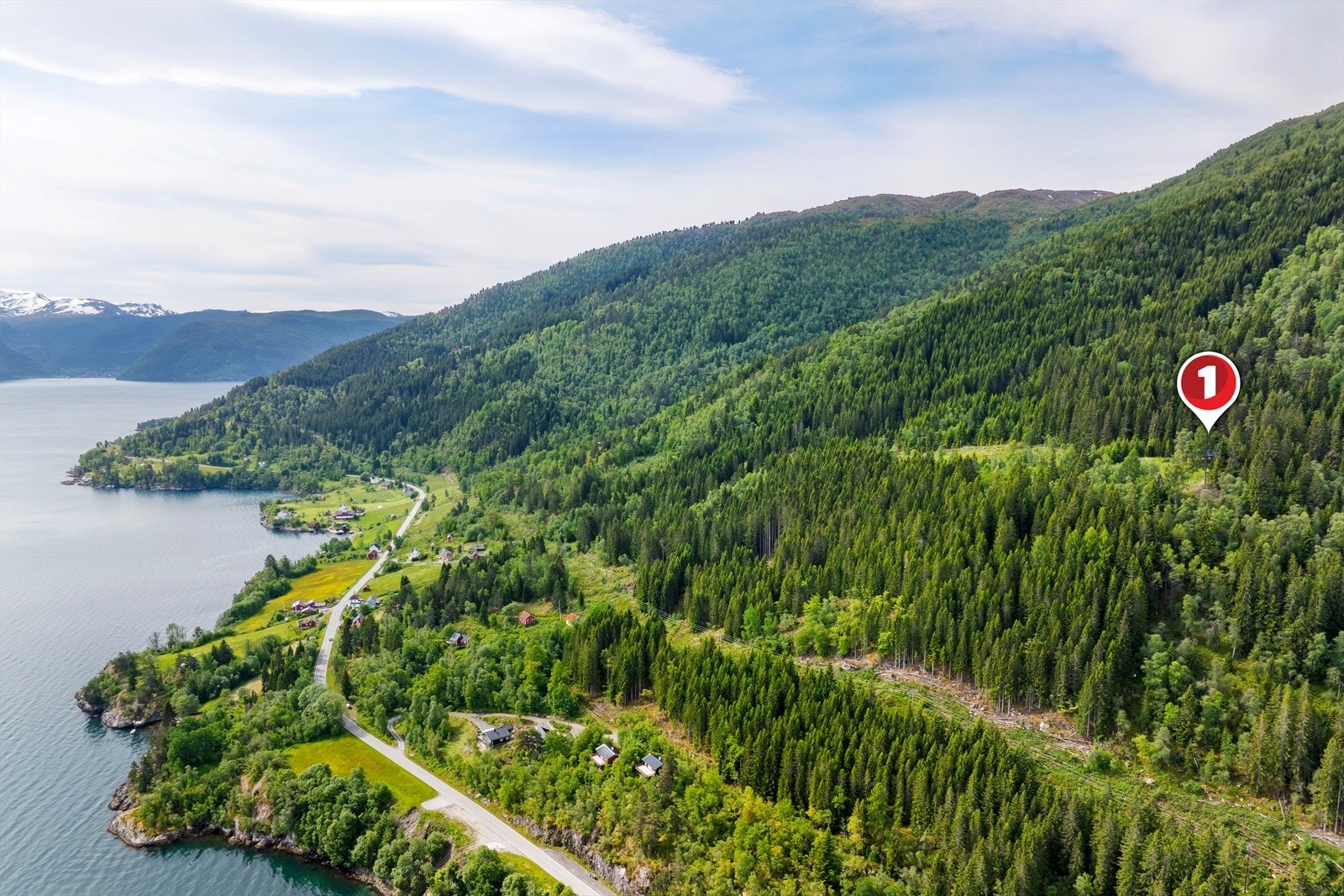 Frå hytta har ein utallege turmoglegheiter like utanfor døra, med fleire fjelltoppar og fine fiskevatn innan kort radius. Elles kort veg til fjorden og Balestrand sentrum med kultur- og servicetilbod. Velkommen til visning! Galleribilde