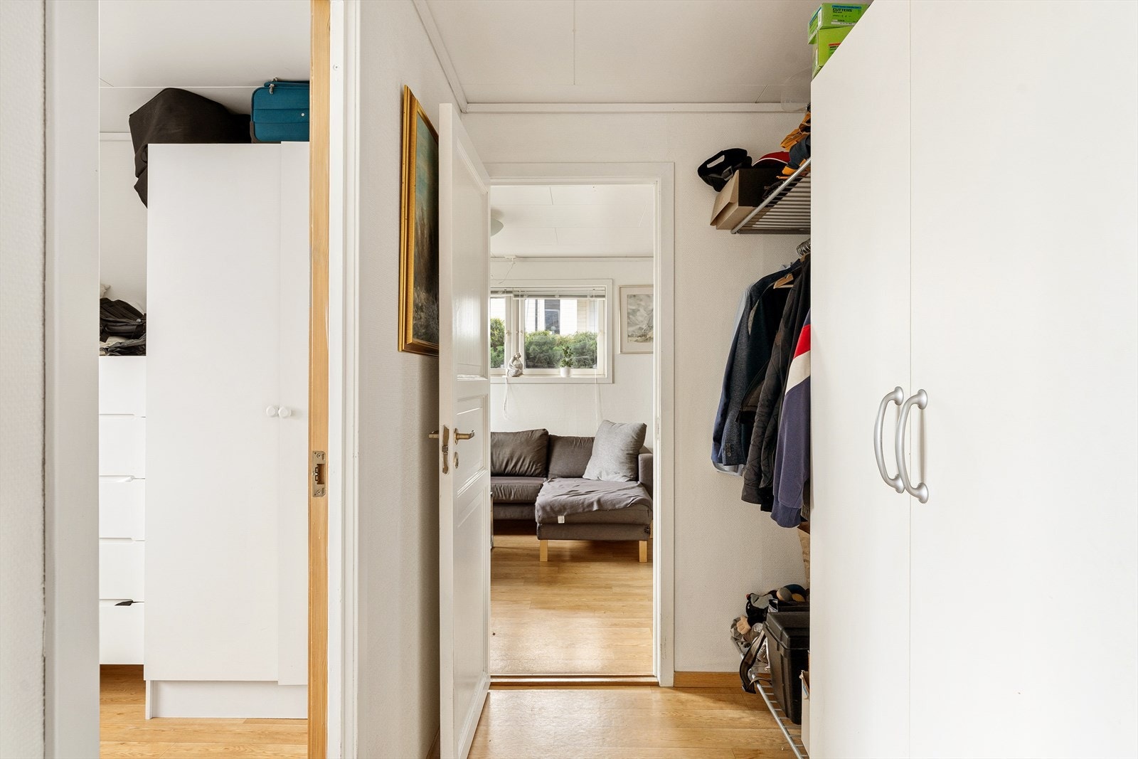 Her er det god plass til å henge fra seg yttertøy. Galleribilde
