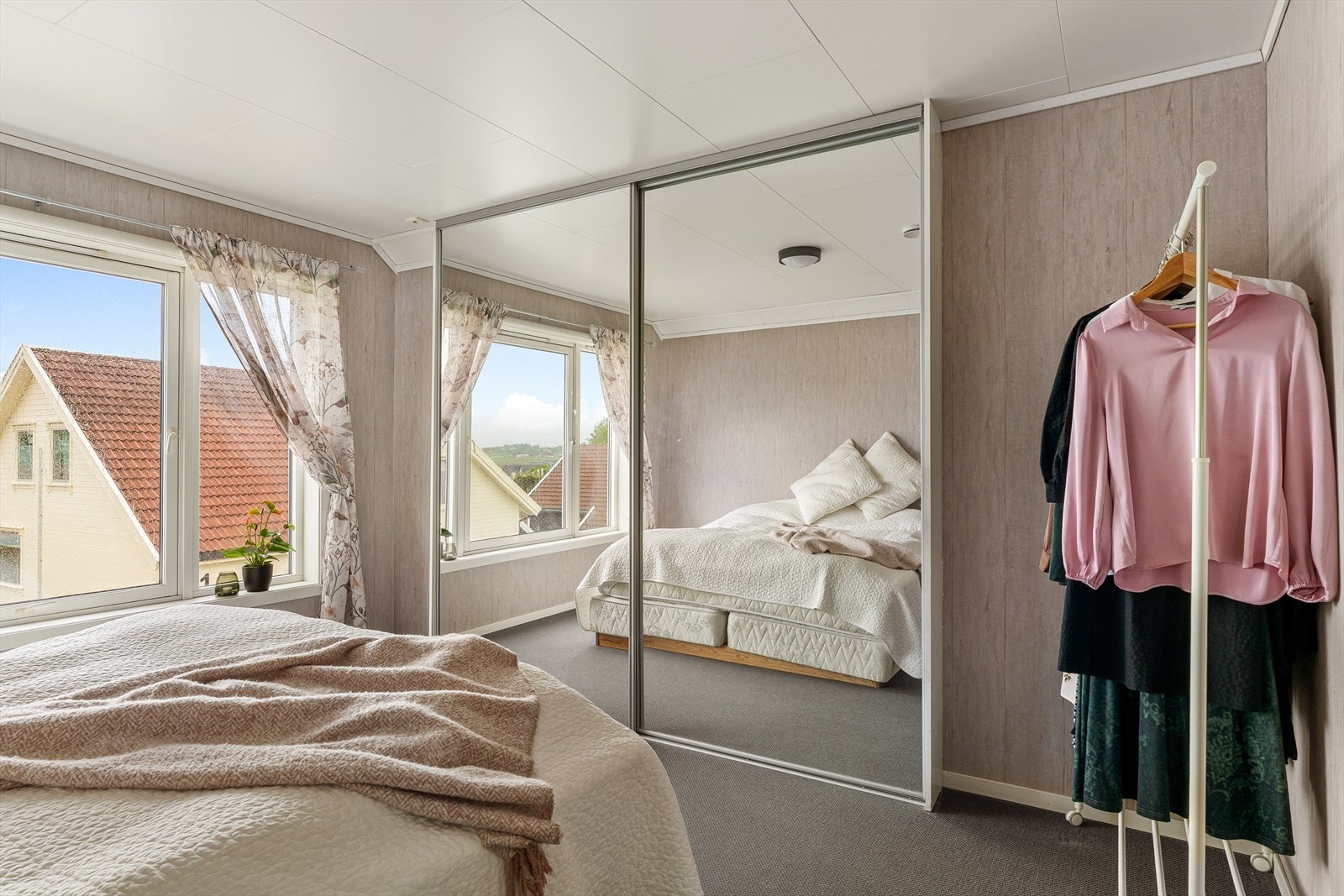 På soverommet er det også lagringsplass i skyvedørsgarderobe. Galleribilde