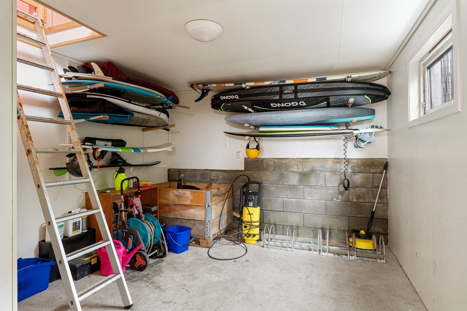 Bod i tilknytning til carport for ekstra oppbevaring. Galleribilde