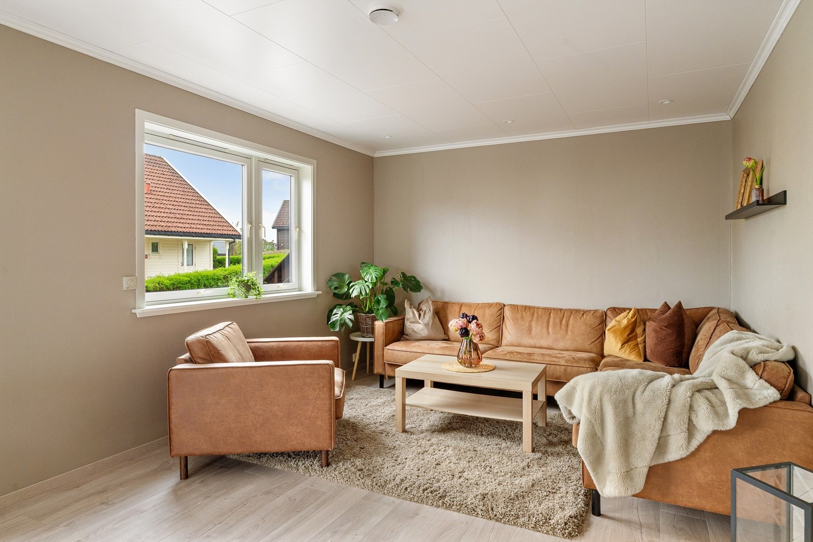 Stuen er enkel å møblere med plass til sittegruppe og TV-seksjon. Galleribilde