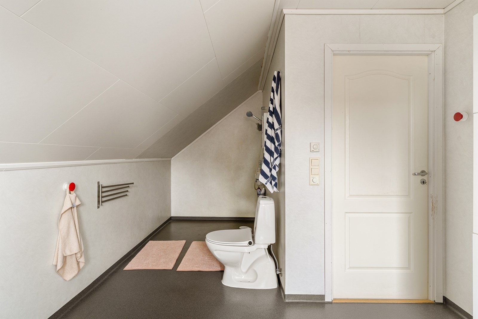 Badet inneholder dobbelt servant, badekar, toalett samt dusjhjørne. Galleribilde