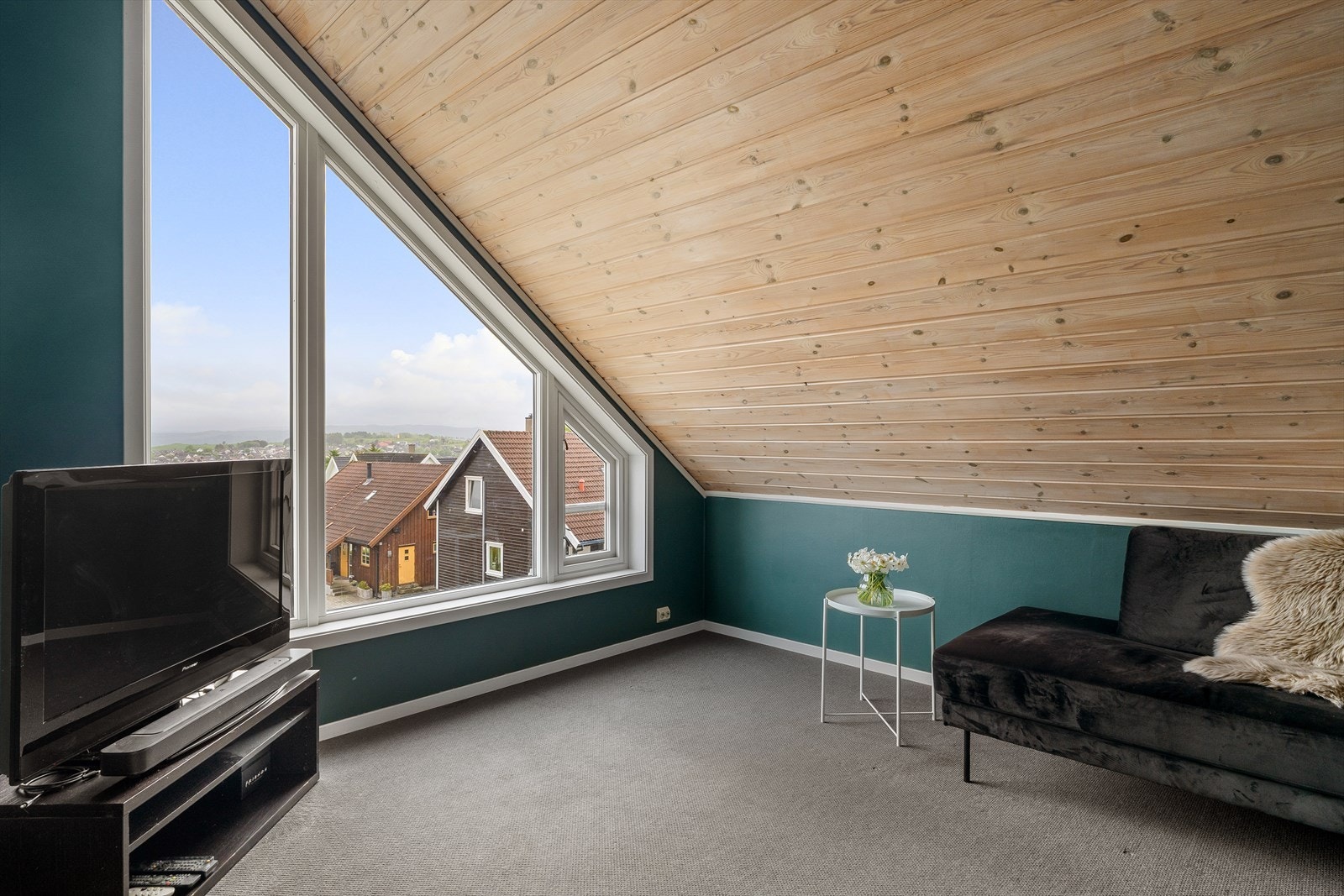 Romslig loftstue med plass til sittegruppe og TV-seksjon. Galleribilde