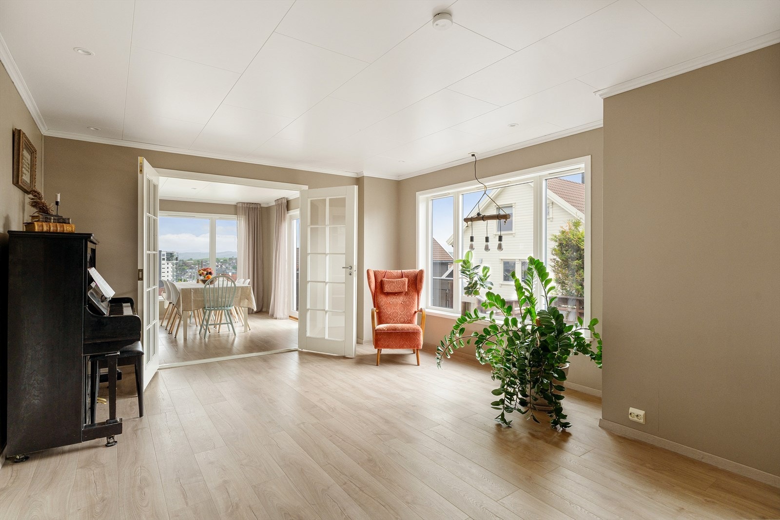 Romslig stue med store vindusflater som slipper inn godt med naturlig lys. Galleribilde