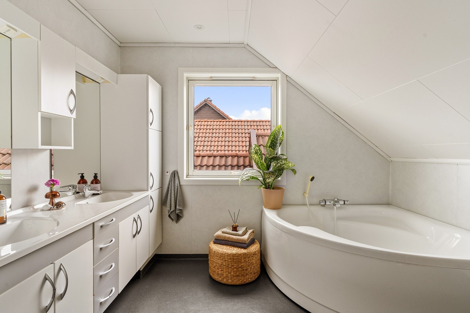 Badet har god lagringsplass i baderomsinnredningen. Galleribilde