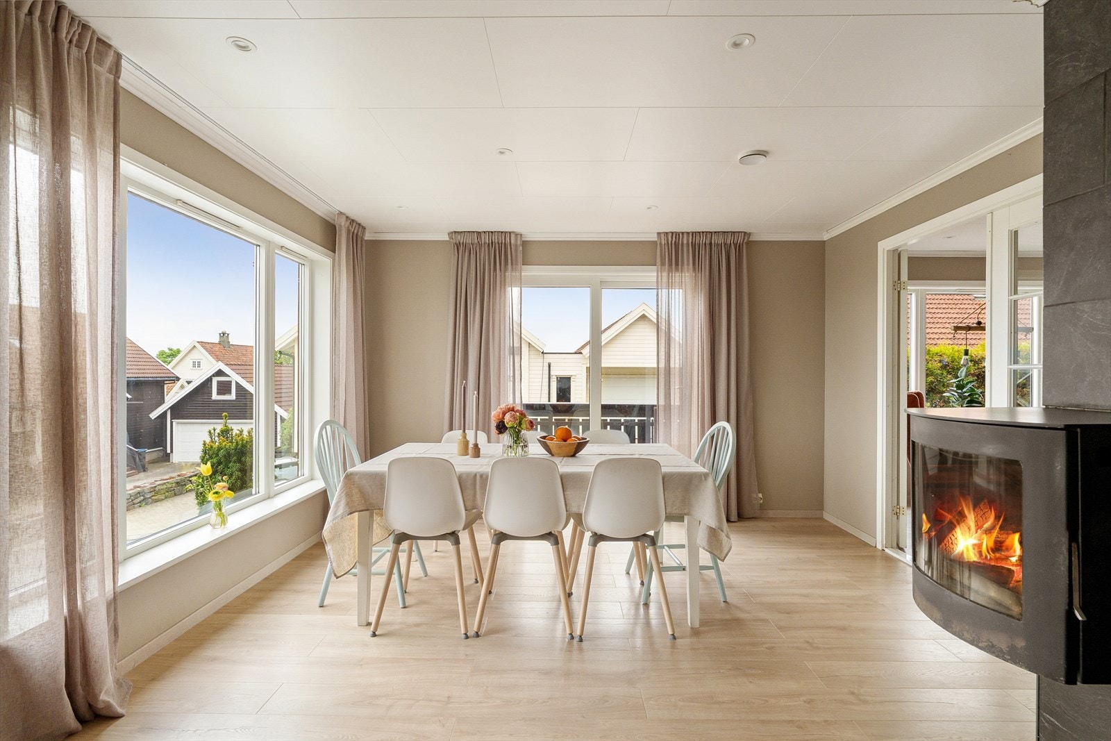 Romslig spisestue med direkte tilkomst til terrasse. Her er også vedovn for ekstra varme og hygge. Galleribilde