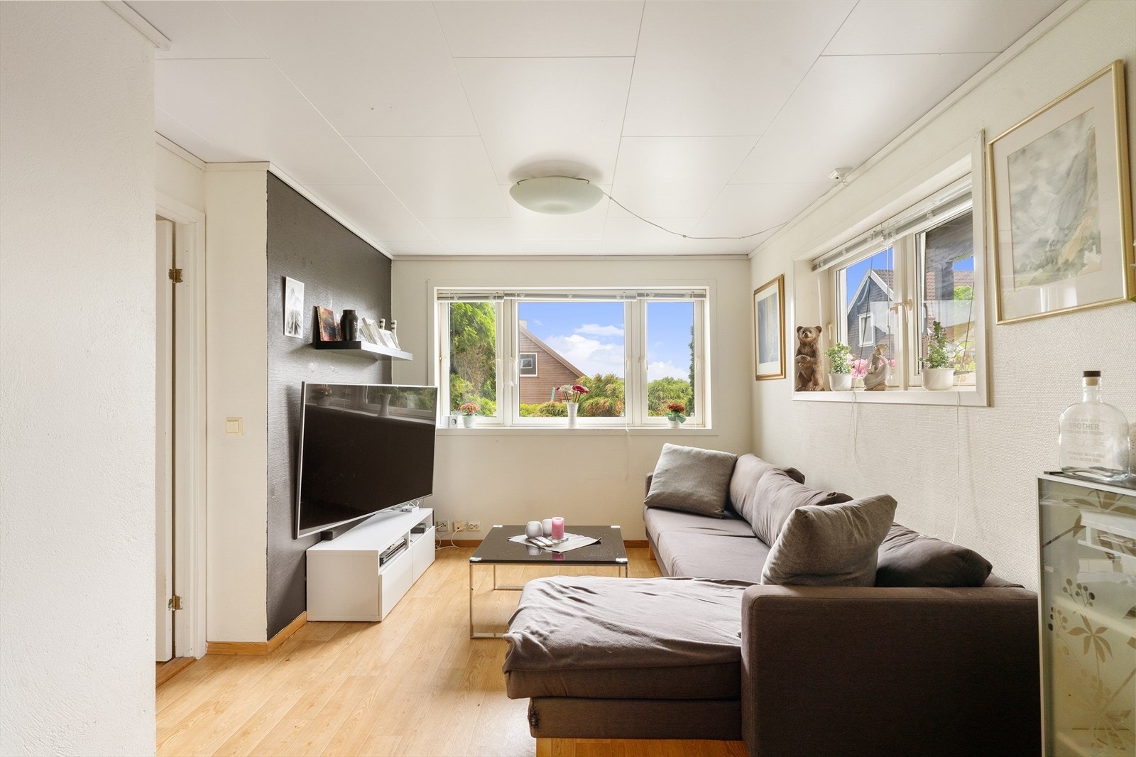 Lys og innbydende stue med plass til sittegruppe og TV-seksjon. Galleribilde