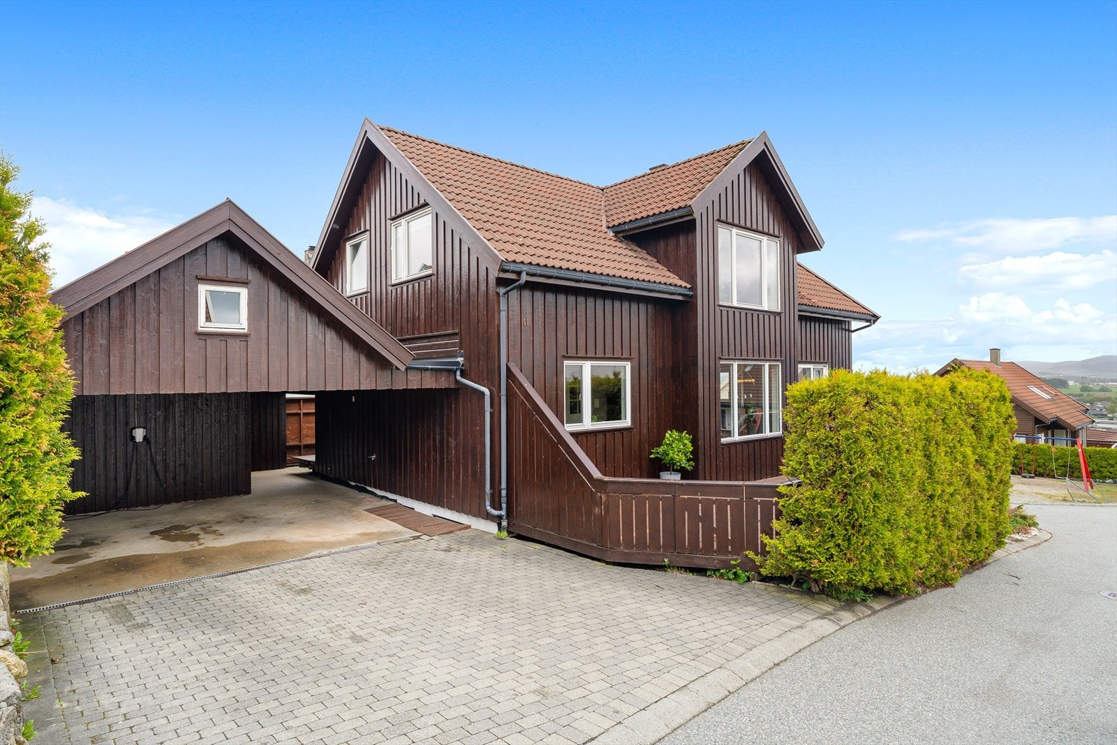 Pent opparbeidet gårdsrom med belegningsstein og gode parkeringsmuligheter. Galleribilde