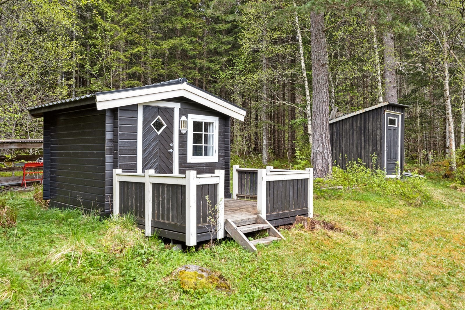 I tillegg til selve hytta, har man også anneks og utebod. Her kan man senke skuldrene til lyden av bekkesilder, fuglesang og med ypperlige solforhold på finværsdagene. Galleribilde