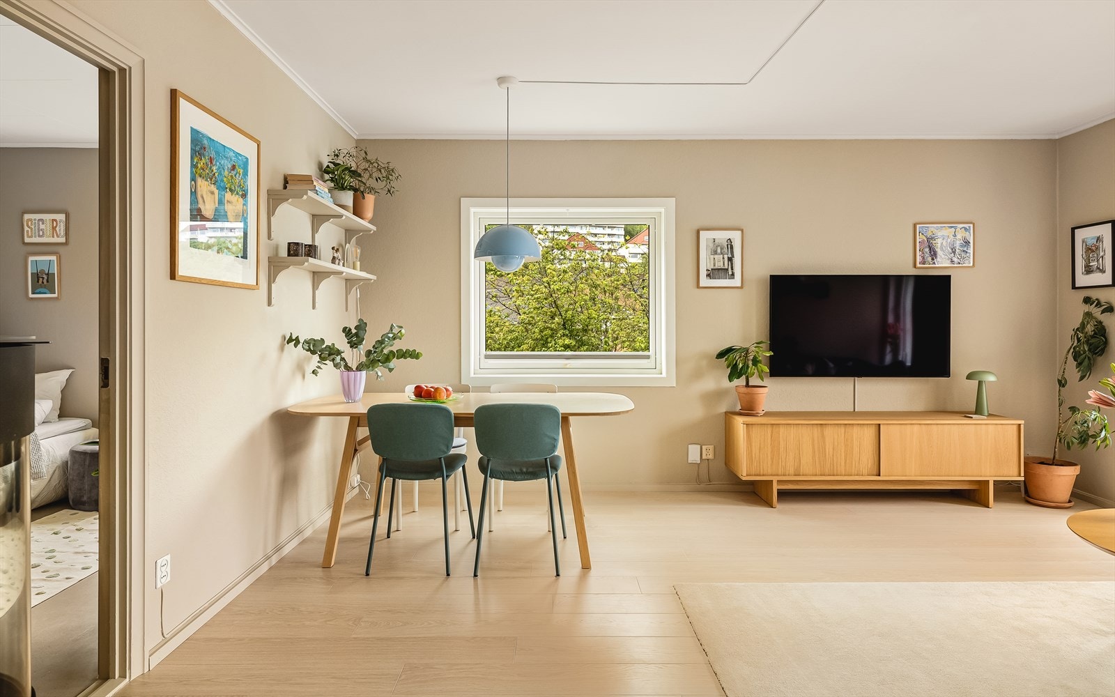 Den unike arkitekturen gir boligen et sjeldent og ettertraktet preg, med rikelig lysinnslipp og utsikt mot hele tre himmelretninger. Galleribilde