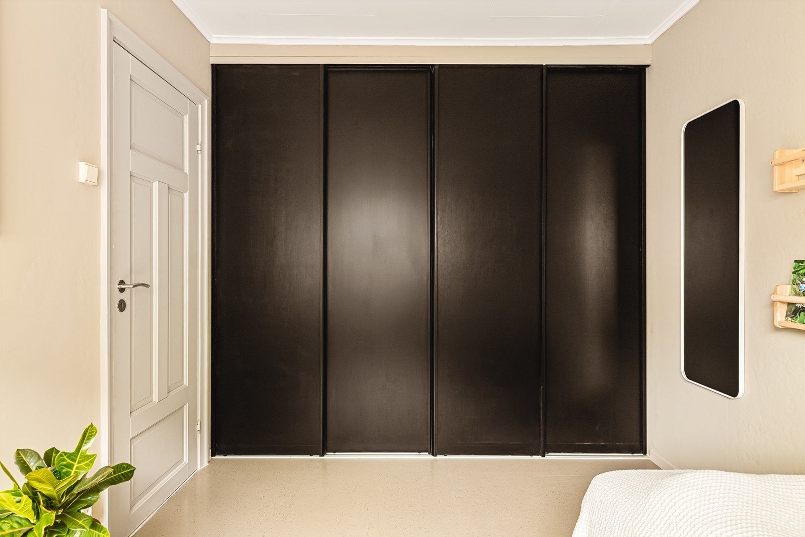 Soverommet er utstyrt med skyvedørsgarderobe fra Slide, montert i 2015/2016. Galleribilde