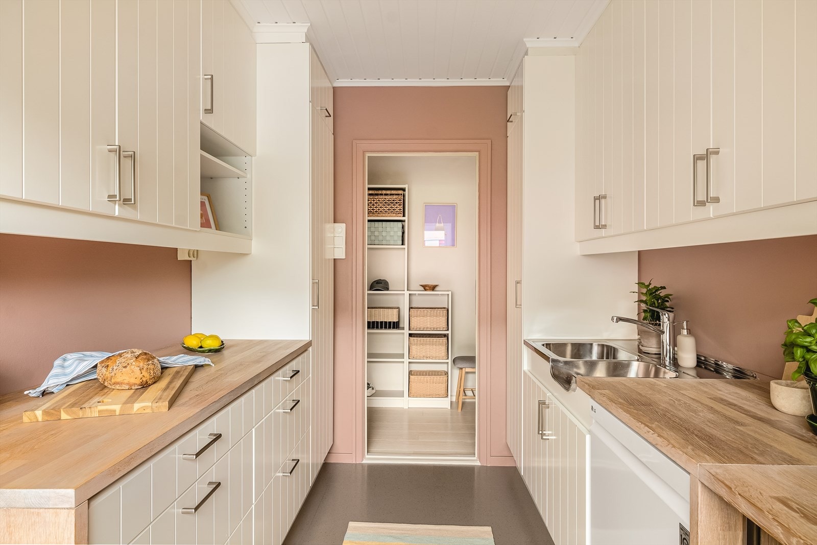 Kjøkkenet er utstyrt med heltre benkeplate i eik, integrert Miele-kjøleskap, ventilator (Røroshetta, fra 2014/2015, hvor ventilatorrør går ut igjennom yttervegg) og opplegg for vaskemaskin. Oppvaskmaskin og komfyr fra 2021 medfølger. Galleribilde