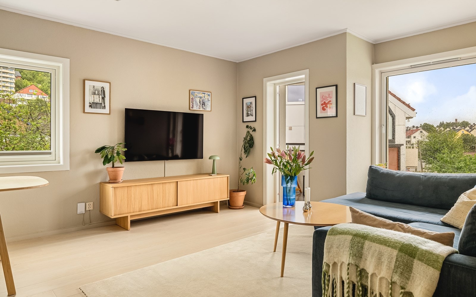 Den romslige stuen på 21,7 kvm har en god planløsning med plass til både sofagruppe og spisebord. Store vindusflater slipper inn rikelig med naturlig lys og skaper en luftig og hyggelig atmosfære. Galleribilde