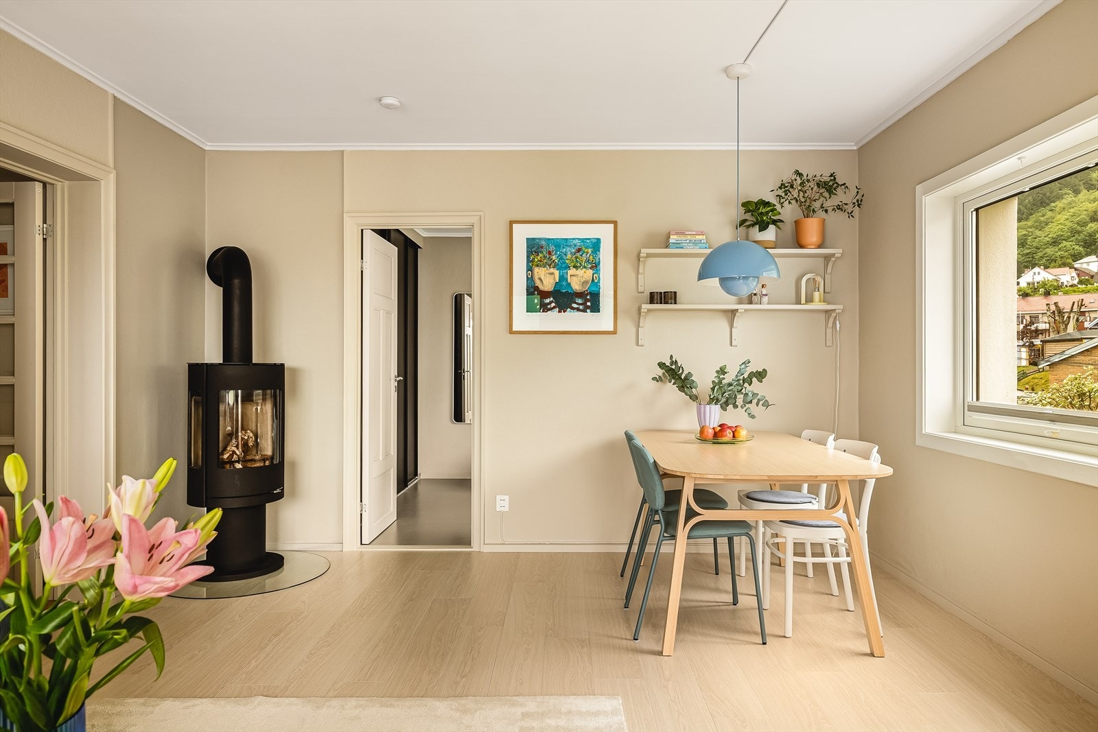 For ekstra komfort på kjølige dager er det installert en moderne og rentbrennende Westfire 37 peisovn med glassfront fra 2023, montert av Smart Varme AS. Galleribilde