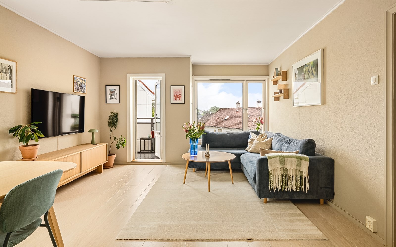 Leiligheten fremstår som lys, velholdt og løpende oppgradert de senere årene. Store deler av boligen har fått nye overflater, og de fleste rom er nymalte i 2025/2026, noe som gir et moderne og innflyttingsklart uttrykk. Galleribilde