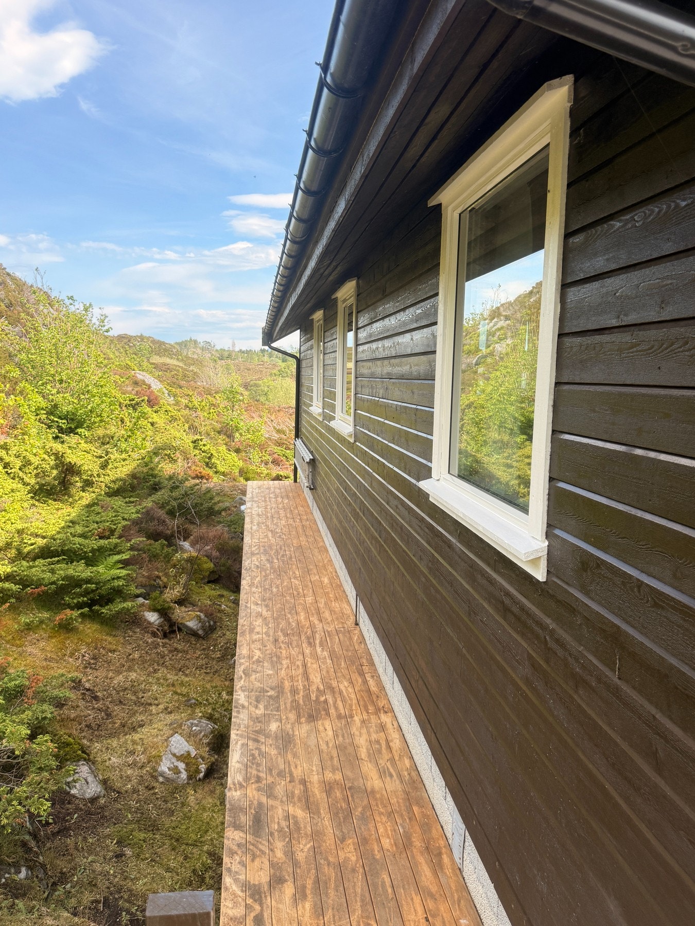Platting bak hytten til oppbevaring/lager Galleribilde