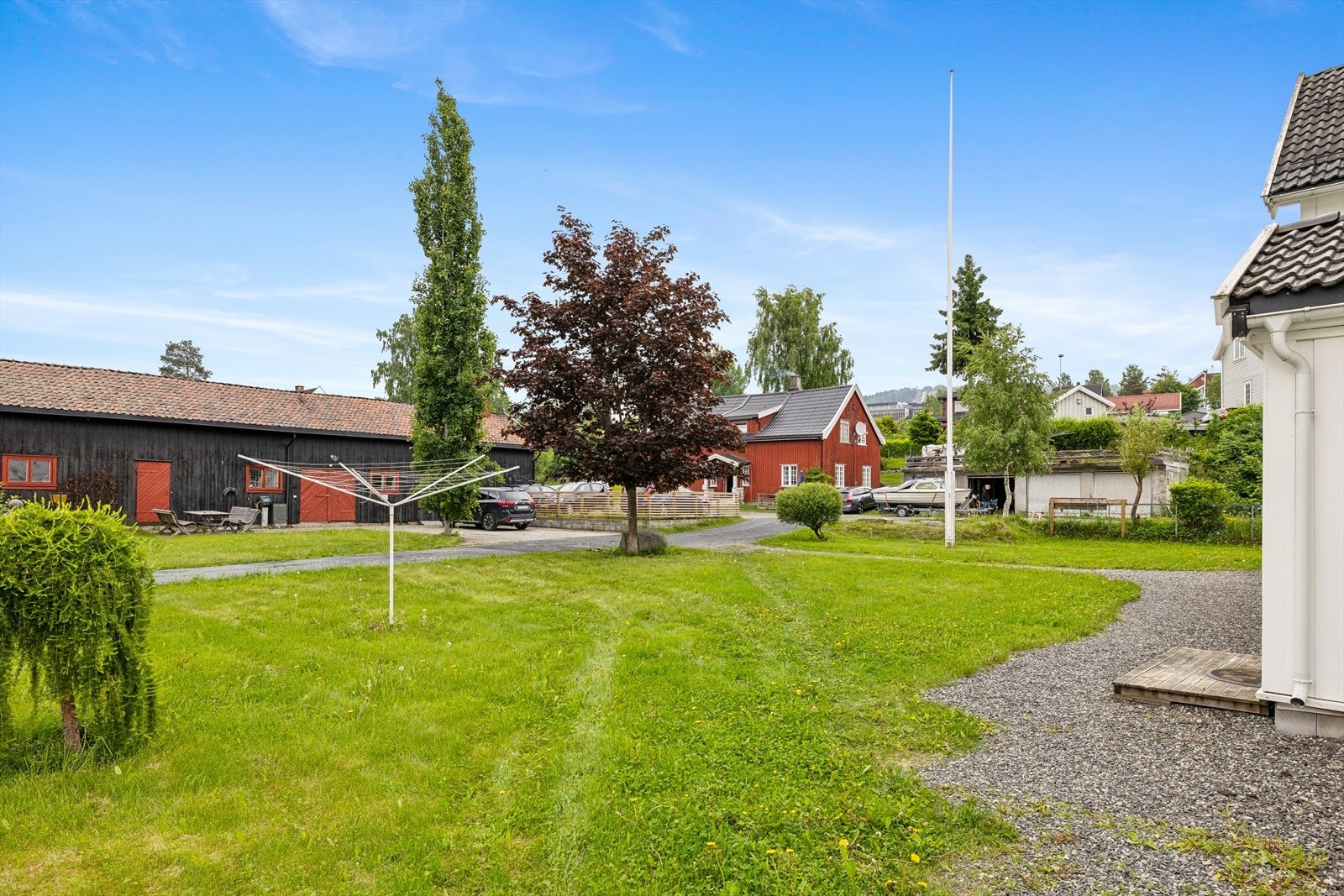 Det medfølger en parkeringsplass til leiligheten, i tillegg til gjesteparkering på området. Galleribilde