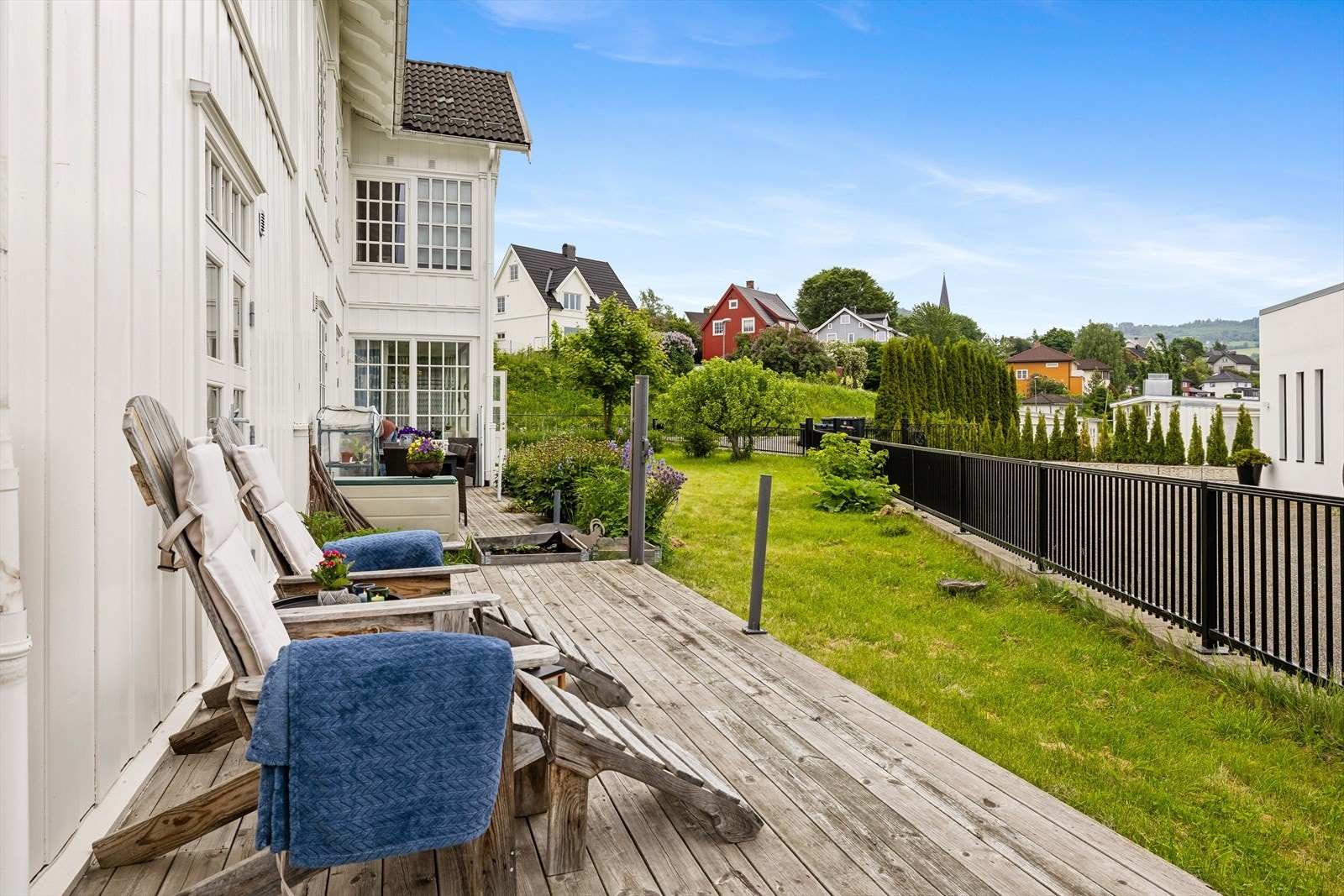 Terrassen i treverk er orientert mot sørvest og har plass til en sittegruppe. Galleribilde