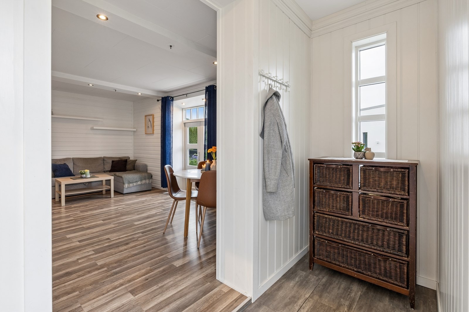 Entré med plass til oppbevaring av yttertøy. Det er gulvvarme i gang. Galleribilde