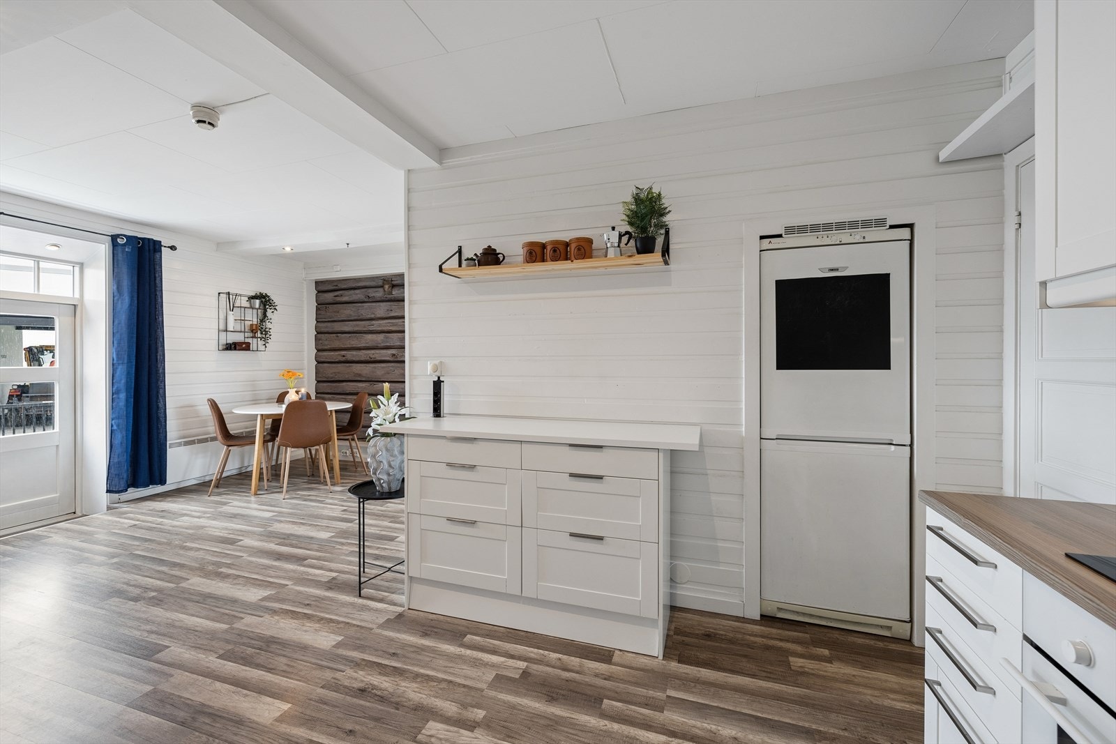 Kjøkkenet er utstyrt med integrert komfyr og platetopp, samt plass til frittstående oppvaskmaskin og kjøleskap. Galleribilde