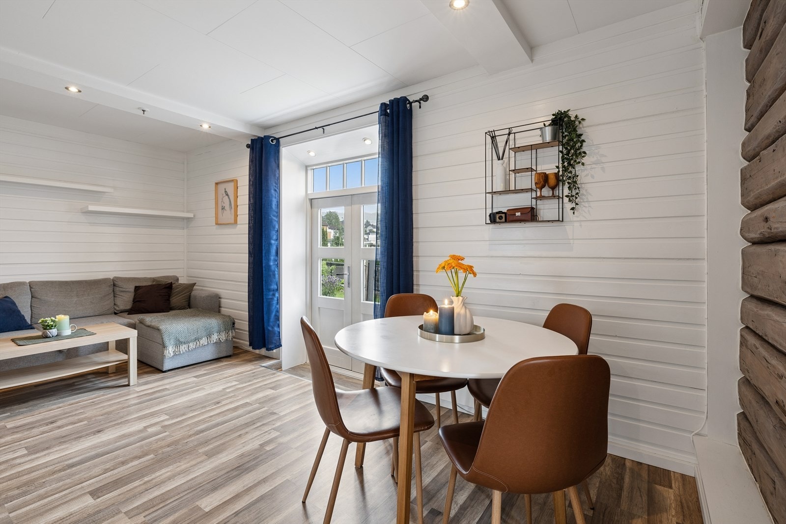 Spiseplassen er praktisk plassert ved utgangen til terrassen. Galleribilde