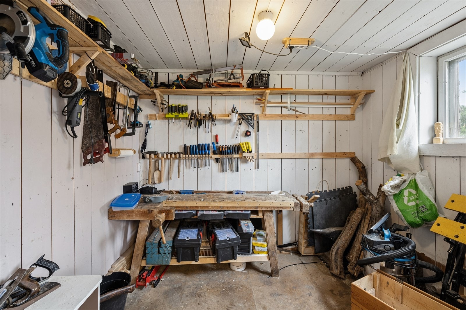 Med leiligheten følger rikelig med lagringsplass i tre separate boder: i kjeller, på loft og i felles uthus. Galleribilde