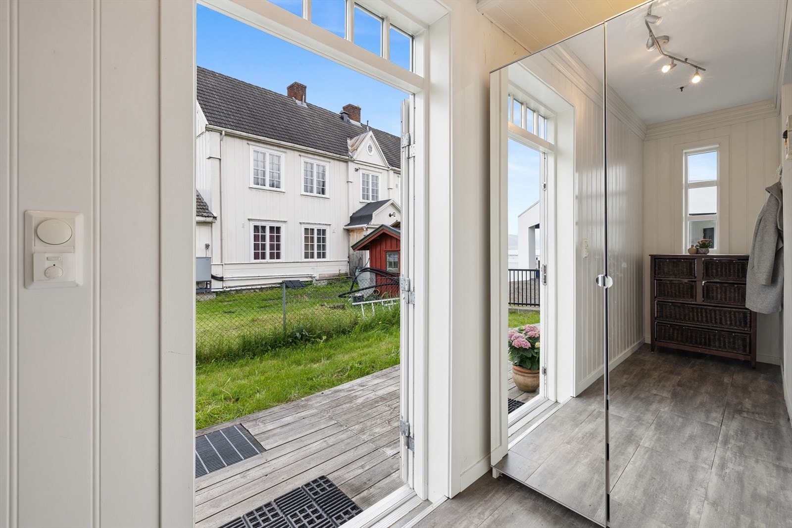 Leiligheten ligger på bakkeplan med utgang til fellesareal. Galleribilde