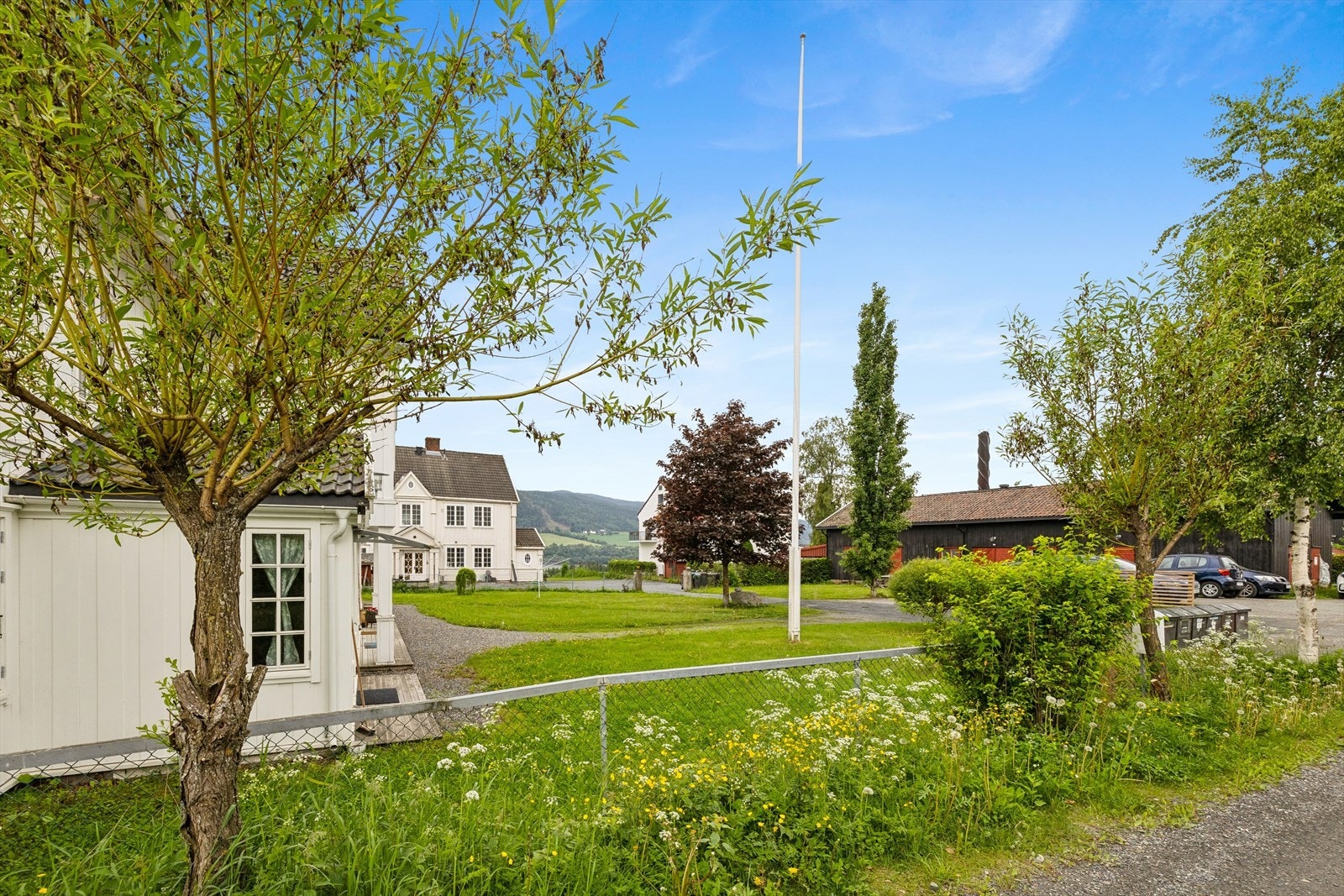 Store, felles grøntområder omkranser eiendommen. Galleribilde
