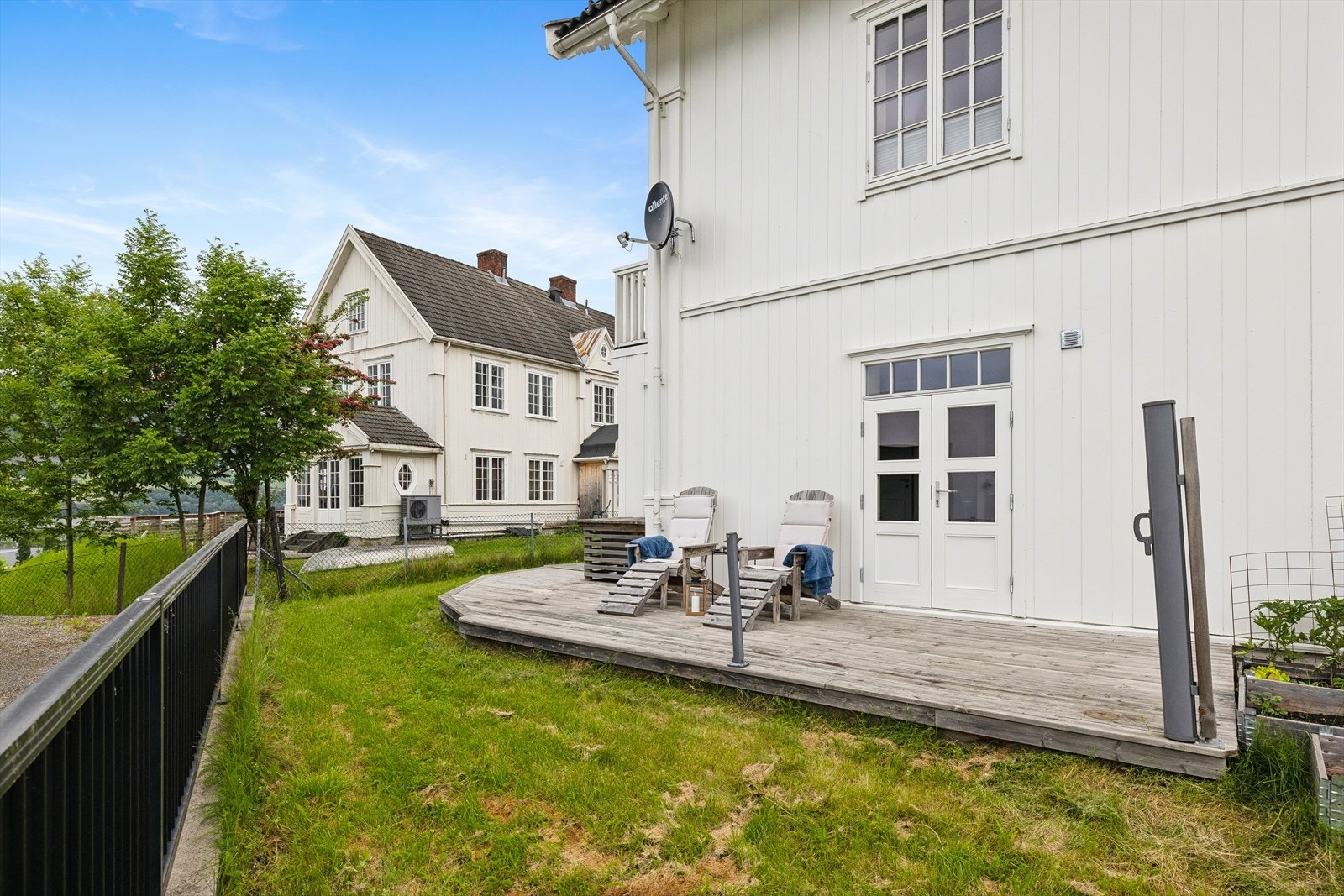 Eiendommen er en del av et ærverdig trebygg, trolig fra 1750, som ble ombygget og seksjonert i 2009. Galleribilde